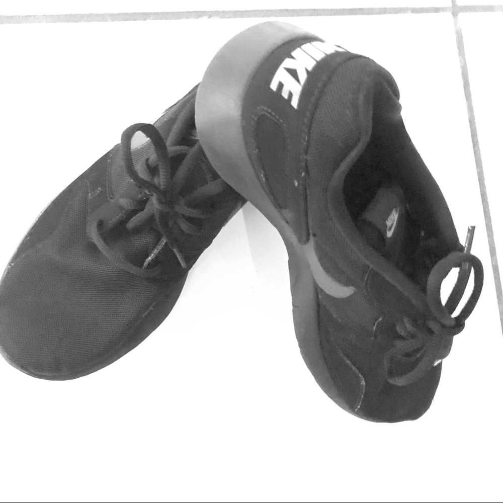 ALL BLACK NIKE SZ 6.5Y